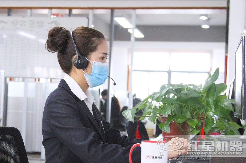 24小時客服全身心工作，用專注點亮了責任