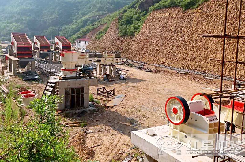 沙廠生產線安裝安裝中，石料粉碎設備有鄂破、圓錐破和制砂機