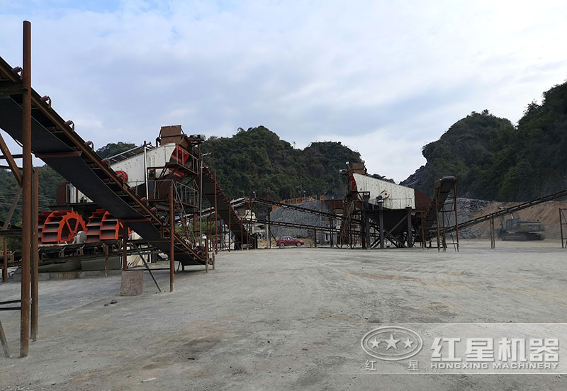 方案三配置現(xiàn)場(chǎng)：破碎機(jī)+制砂機(jī)+洗砂機(jī)，費(fèi)用80萬(wàn)以上