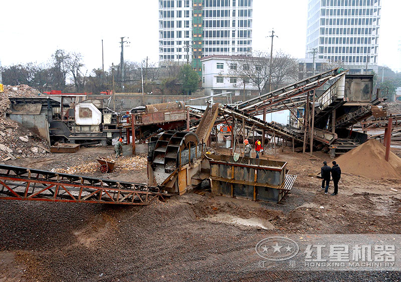 建筑垃圾制沙現(xiàn)場，配置車載制沙機